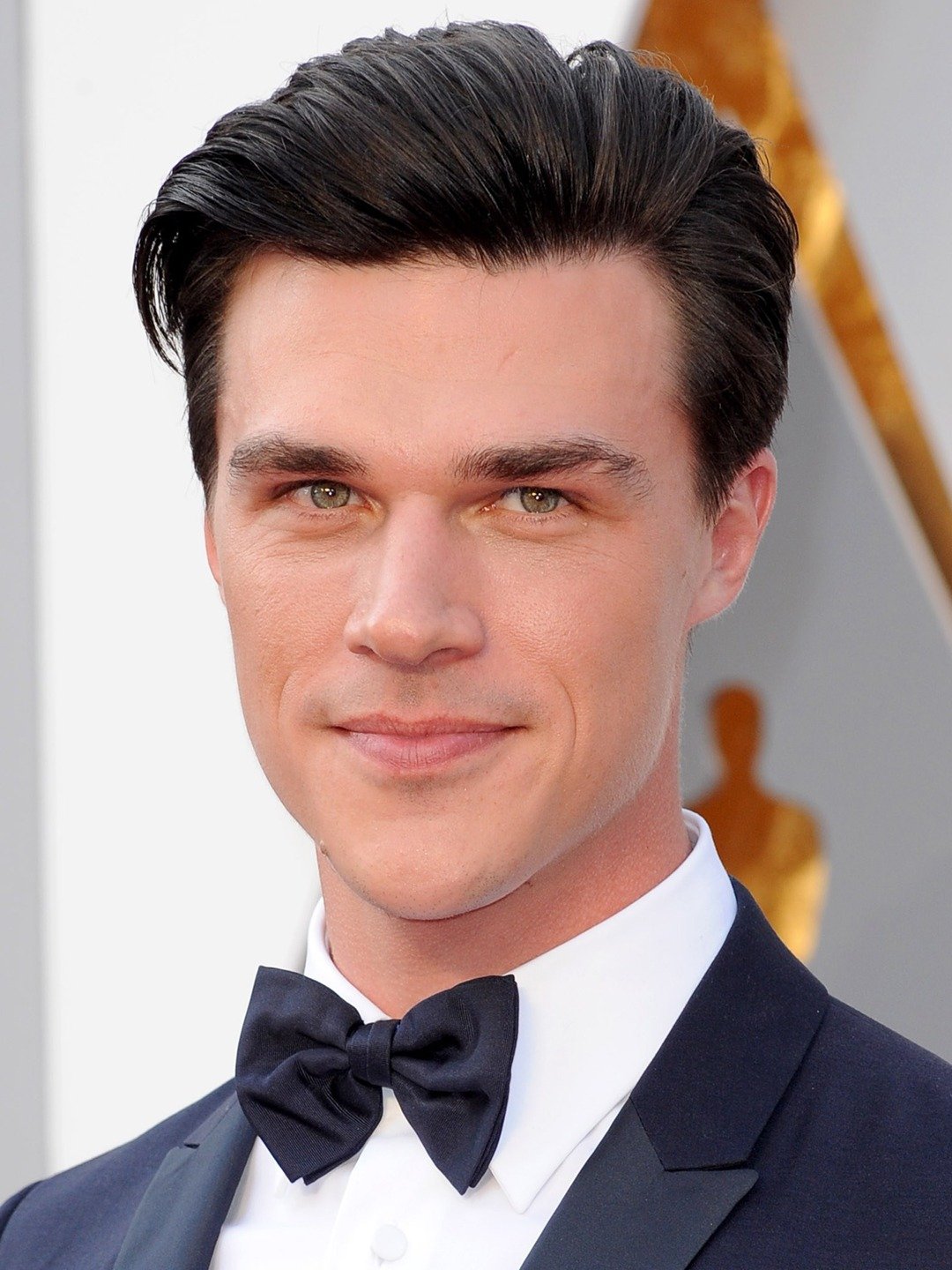 How tall is Finn Wittrock?